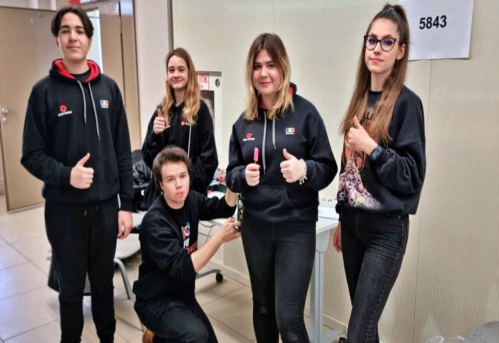 Echipa Autovortex la concursul de robotică de la Sankt Petersburg: Ne-au pus să dăm jos steagul României de pe stand și de pe robot