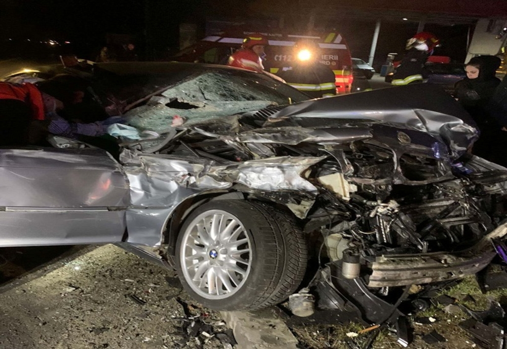 Accident violent în Dâmbovița, noaptea trecută! Trei persoane au fost transportate la spital cu diverse traumatisme