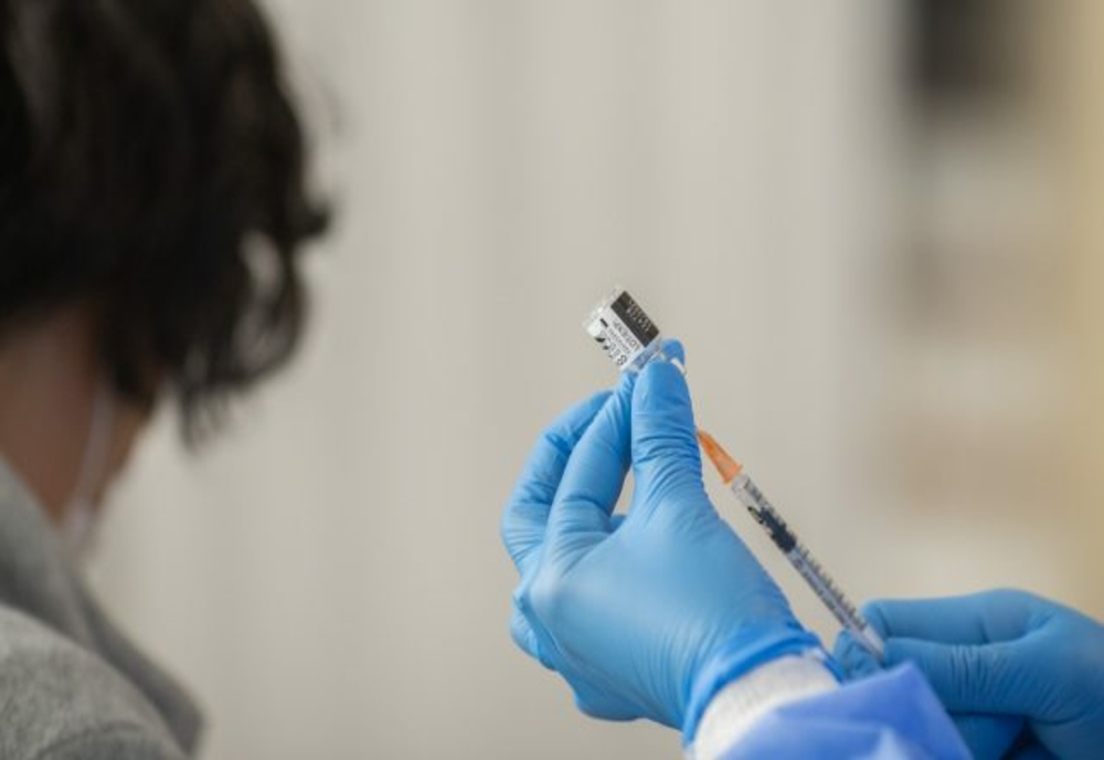 Un nou caz de vaccinare ”la chiuvetă”: 9 medici și asistente din Caraș-Severin, duși la audieri