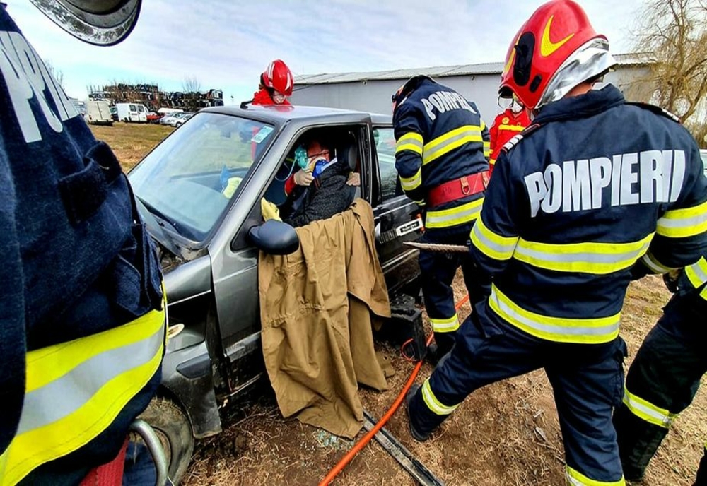 Pompierii din cadrul ISU Giurgiu se antrenează pentru intervenţia în cazul accidentelor rutiere