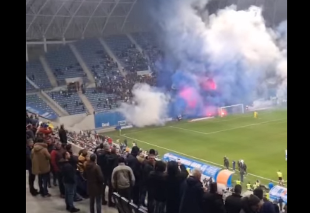 Suporteri amendaţi de jandarmi, după meciul dintre echipele de fotbal ale Craiovei