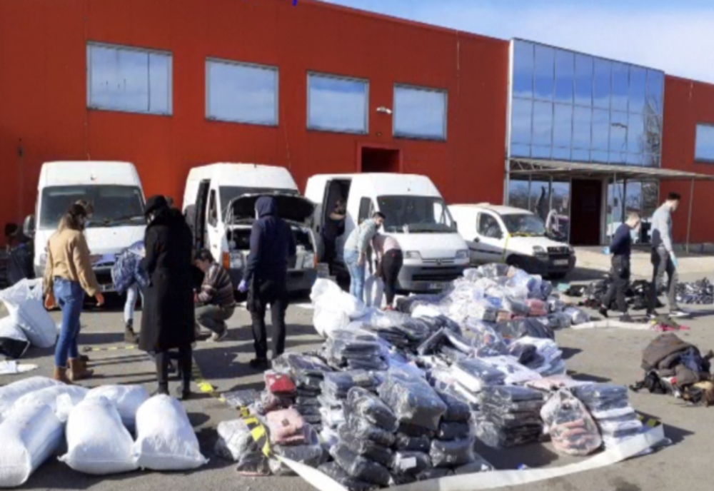 Dobroești: Peste 1.000 de saci cu produse contrafăcute ridicați de mascați din mașinile-depozit parcate lângă Dragonul Roșu