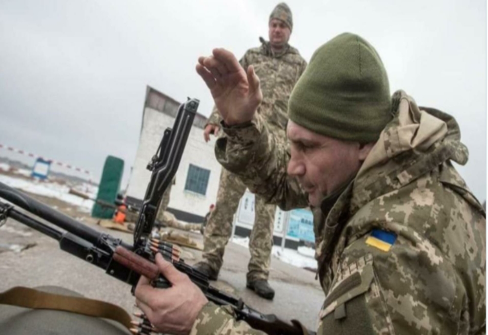 Primarul Vitali Klitschko îmbrăcă uniforma militară și este gata să apere capitala Kiev! „Trebuie să fac asta”