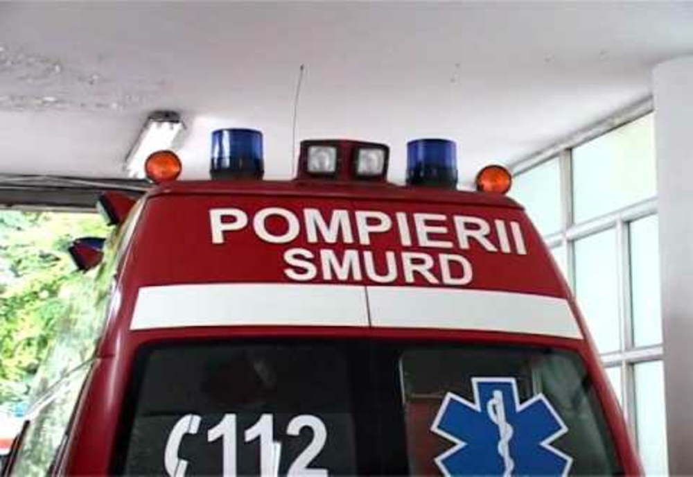Un echipaj ATI-SMURD care transporta către Institutul Inimii din Cluj un pacient, implicat în accident rutier