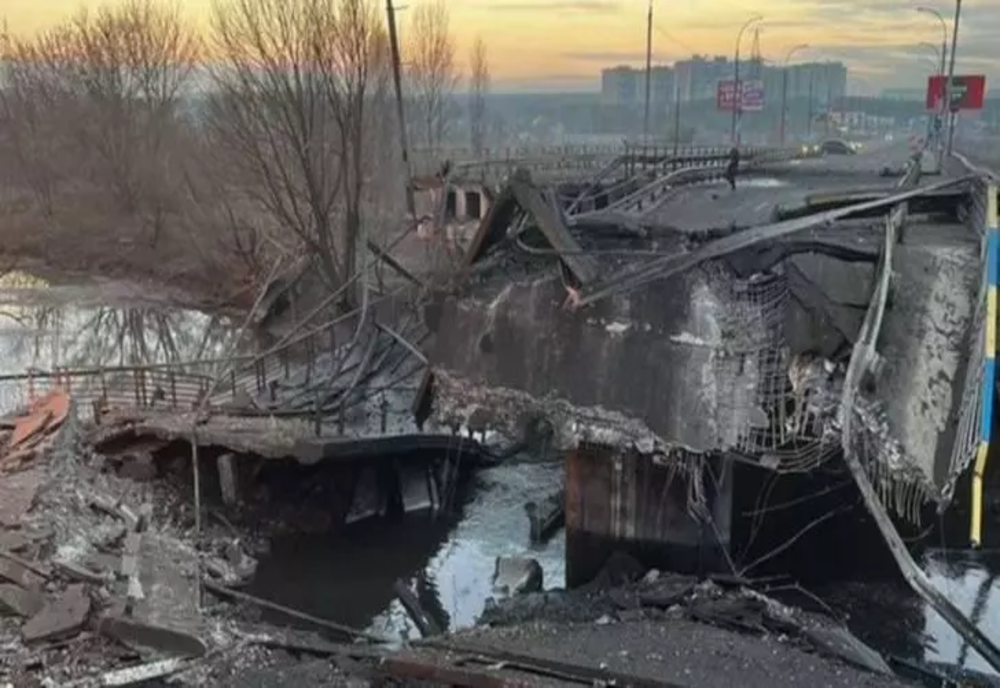 Pod aruncat în aer de Ucraina, pentru a stopa invazia rusă – imaginile disperării