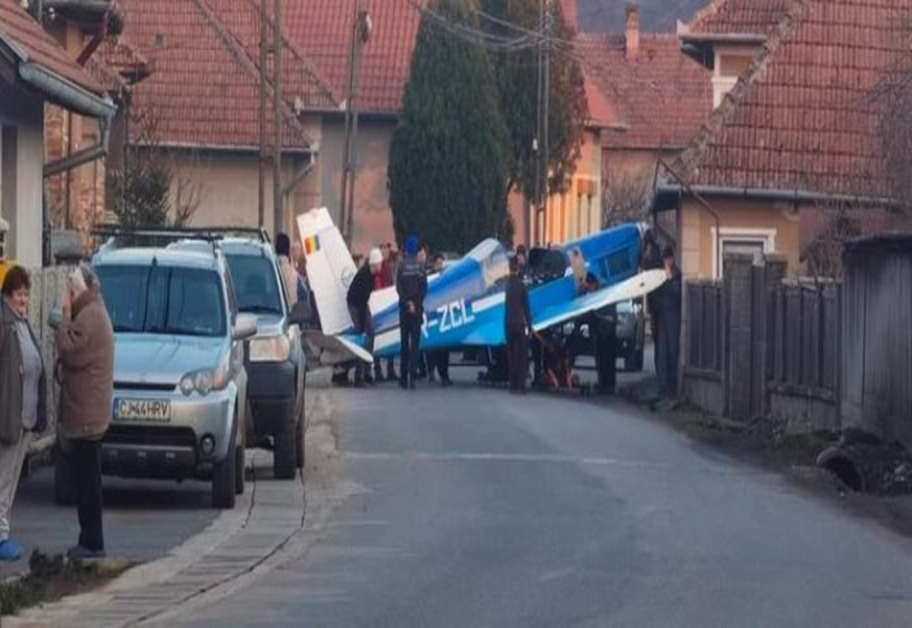 Un avion a aterizat forțat într-o localitate din județul Hunedoara