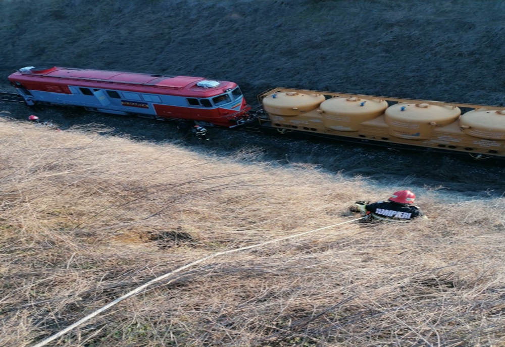 VIDEO Locomotiva unui tren a luat foc în mers, în județul Tulcea