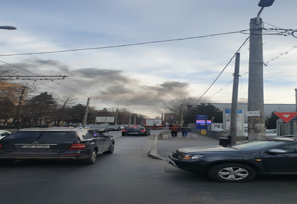 Incendiu la un atelier auto din Bucureşti