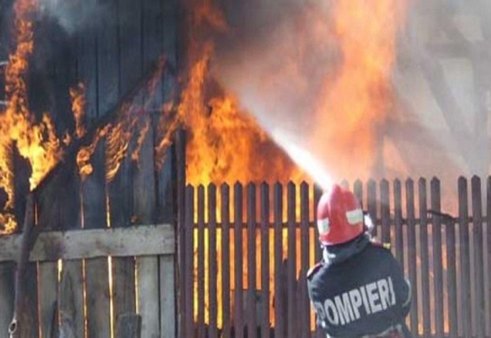 Casă cuprinsă de flăcări în Dâmbovița! 5 autospeciale de stingere au intervenit pentru stingerea incendiului
