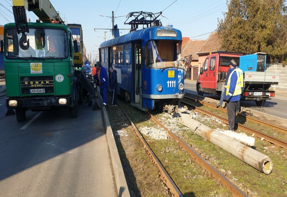 Un tramvai a deraiat și a lovit un stâlp de beton pe care l-a dărâmat