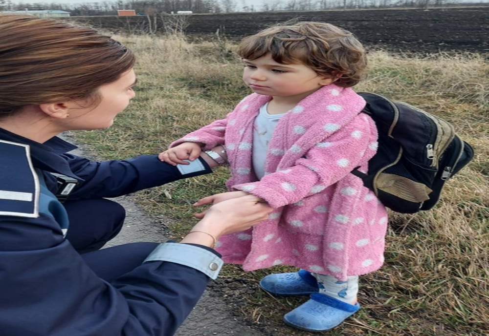 Fetiţă de 3 ani, dispărută de acasă, găsită de polițiști pe marginea unui drum din Buzău