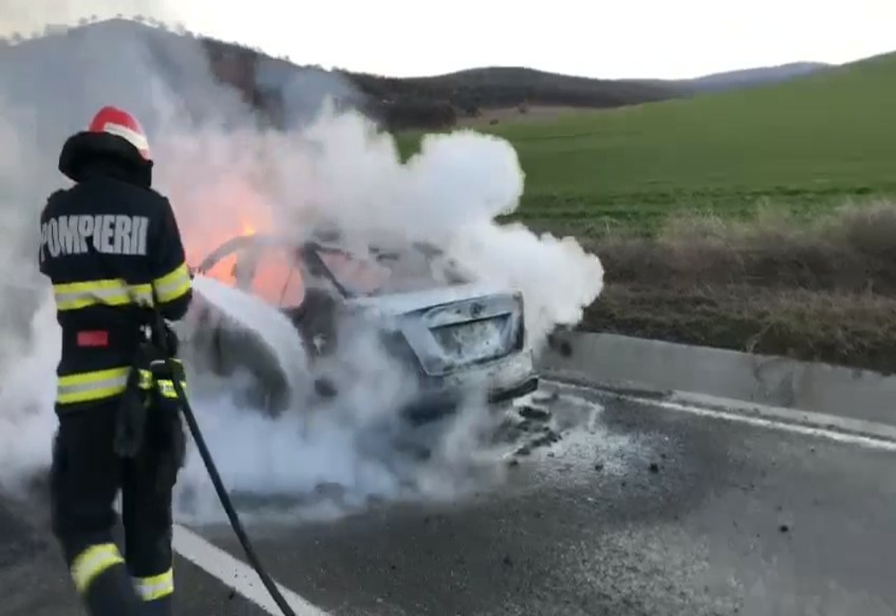 VIDEO Mașină în flăcări, panică pe șosea