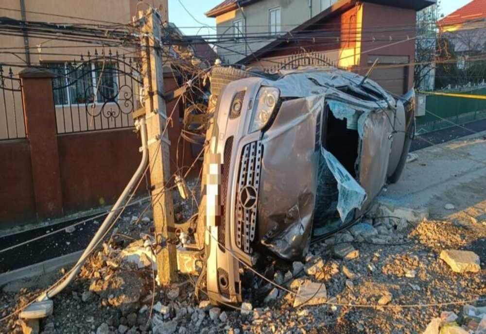 Mașină răsturnată în Dâmbovița! Două persoane rănite și un stâlp distrus