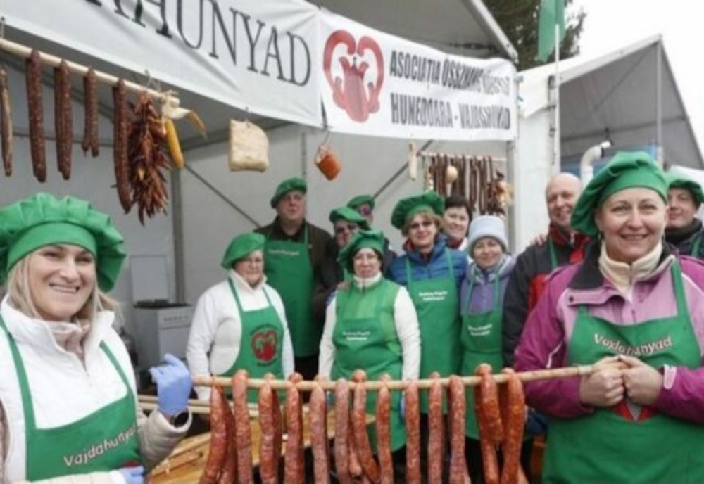 Românii au obținut primul loc la cel mai mare concurs de preparat porcul din Ungaria. O echipă din Hunedoara a impresionat juriul cu mici și virșli