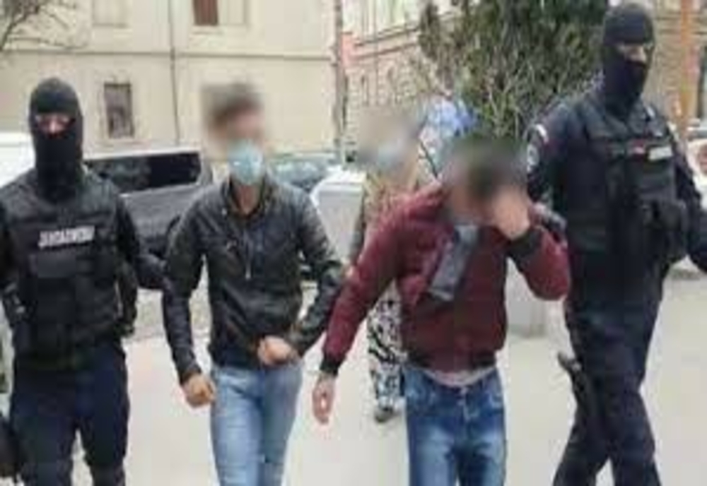 Doi minori din Păulești acuzați că au violat o copilă de 14 ani au fost arestați preventiv