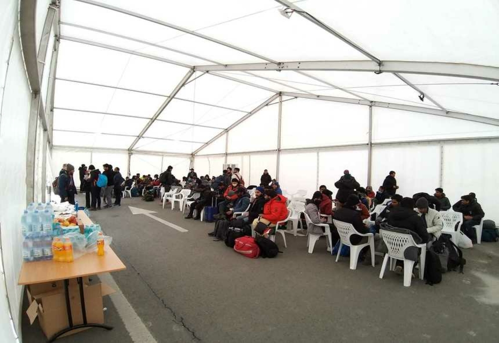 Aeroportul „Henri Coandă”: Peste 1.000 de locuri în corturi încălzite, alimente şi servicii medicale gratuite pentru refugiaţi şi repatriaţi