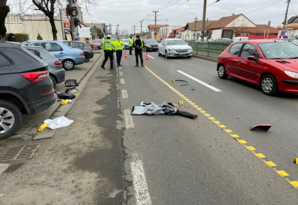 Teribil accident în Arad: Un autoturism a lovit doi bărbați care traversau strada