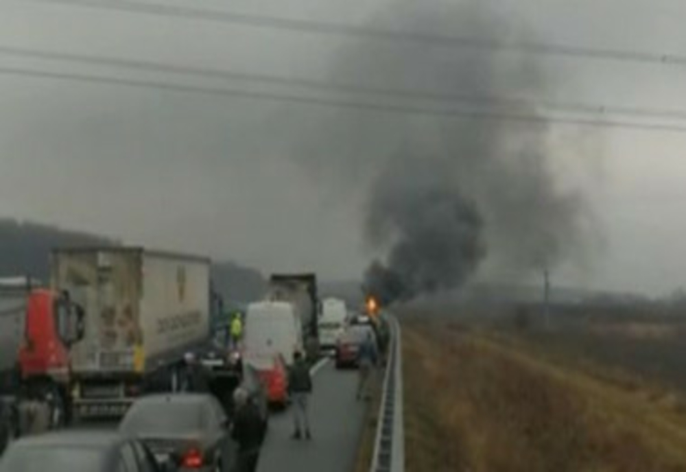 Mașină în flăcări pe autostrada București-Pitești. Intervin pompierii de la ISU Dâmbovița