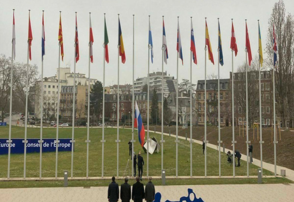 Rusia a fost exclusă din Consiliul Europei. Drapelul a fost dat jos din fața sediului de la Strasbourg