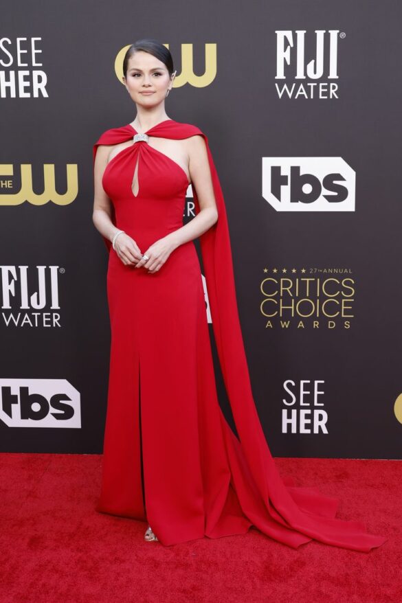 Selena Gomez  a îmbrăcat o rochie roșie personalizată Louis Vuitton.
