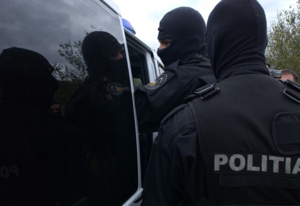 Percheziții la Dragalina. 5 escroci arestați. Cum acționau