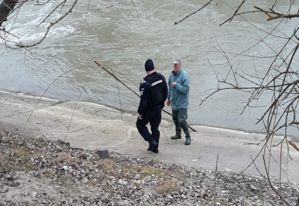 Trei bărbați prinși de jandarmi la braconaj piscicol pe râul Mureș