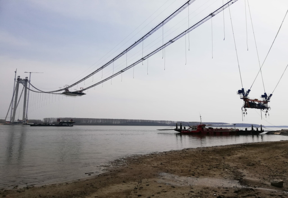 S-a început montarea segmentelor tablierului din zona centrală a Podului suspendat de la Brăila