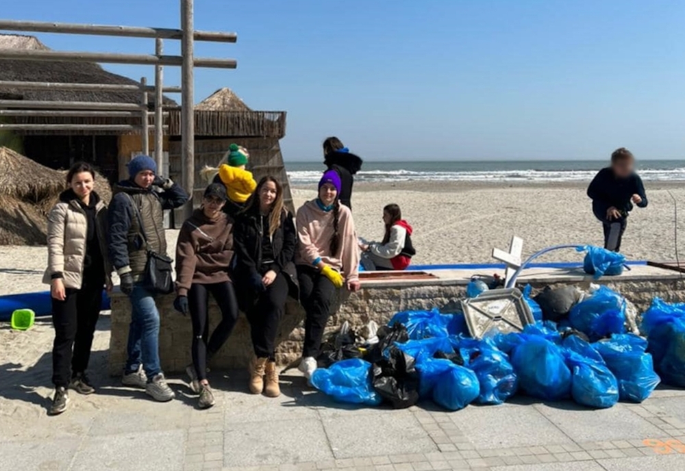 VIDEO Refugiații ucraineni găzduiți în Mamaia au curățat plaja