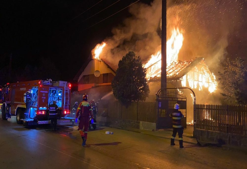 Prahova. Incendiu violent azi noapte, la Gura Vitioarei. O femeie de 78 de ani a ajuns la spital