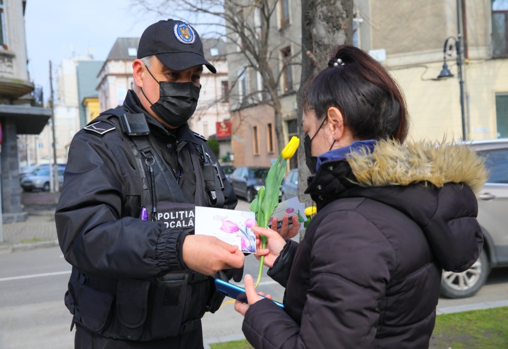Zâmbete și flori împărțite de polițiștii locali 