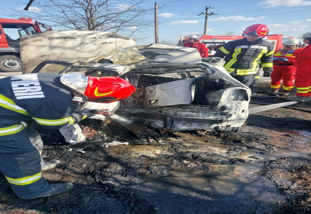 Tragedie pe o șosea din Arad. 2 oameni au murit arși, blocați în autoturism
