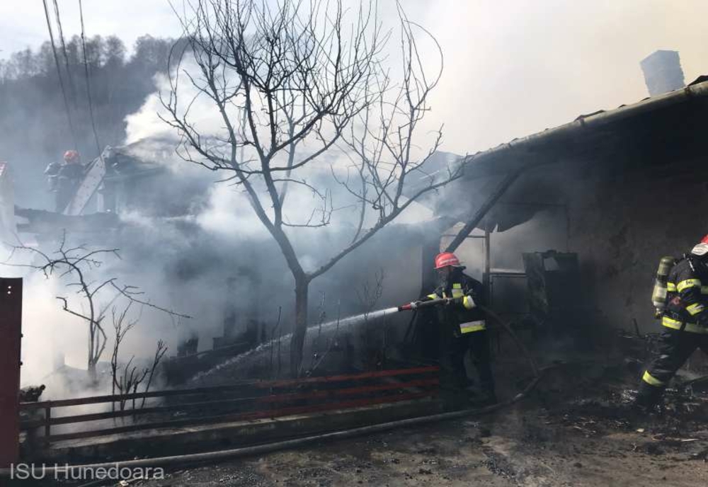 Hunedoara: Două case din Petroşani au fost cuprinse de un incendiu