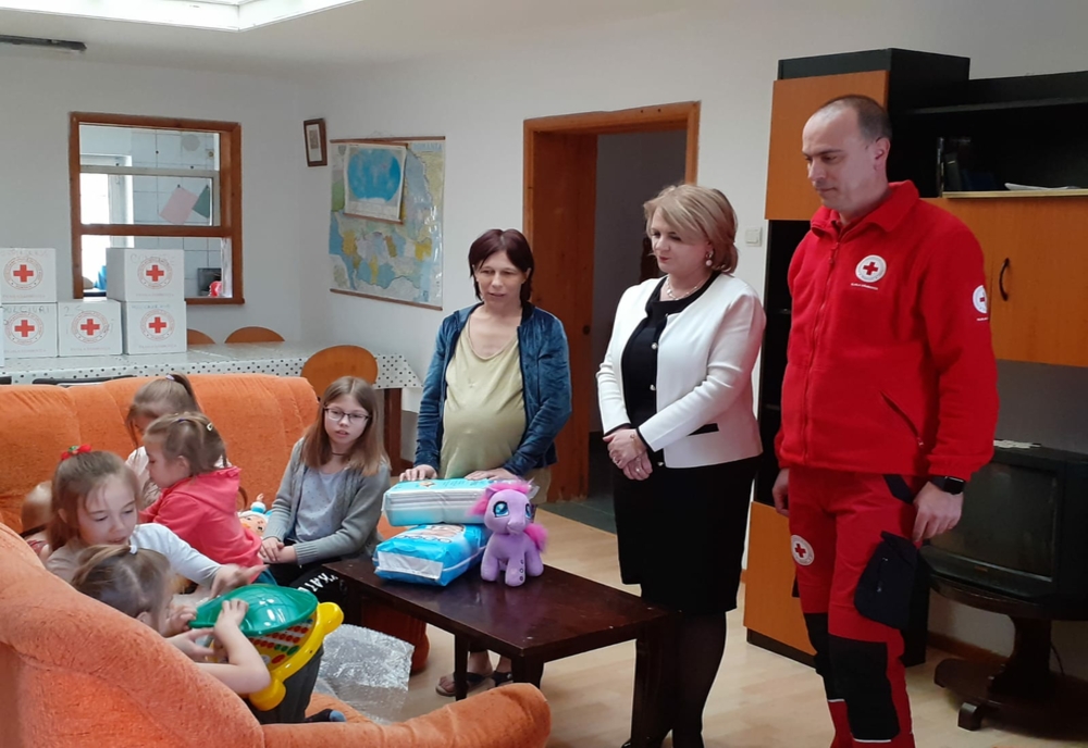 Prefectura Dâmbovița și Crucea Roșie au ajutat o familie cu 6 copii, refugiați din Ucraina