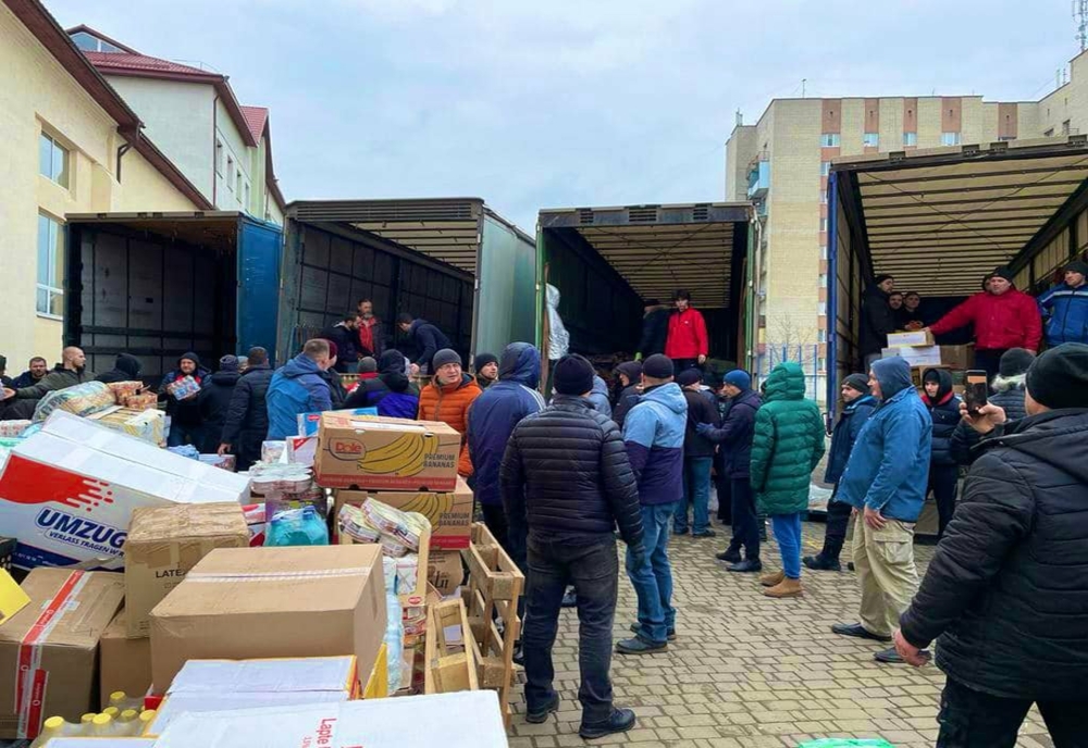 VIDEO/Bogdan Ivan: Cinci tiruri și trei microbuze cu zeci de tone de alimente, medicamente, peste 700 de pături și lapte praf au ajuns în Cernăuți