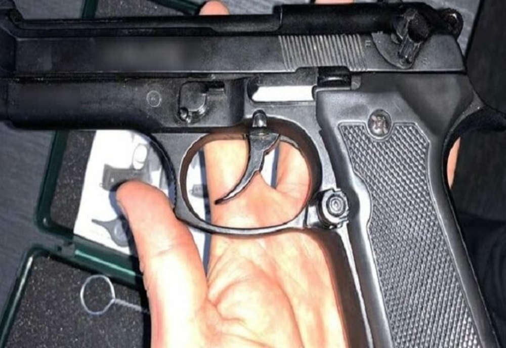 Dosar penal în cazul unei văduve din Prahova care a păstrat pistolul soțului decedat