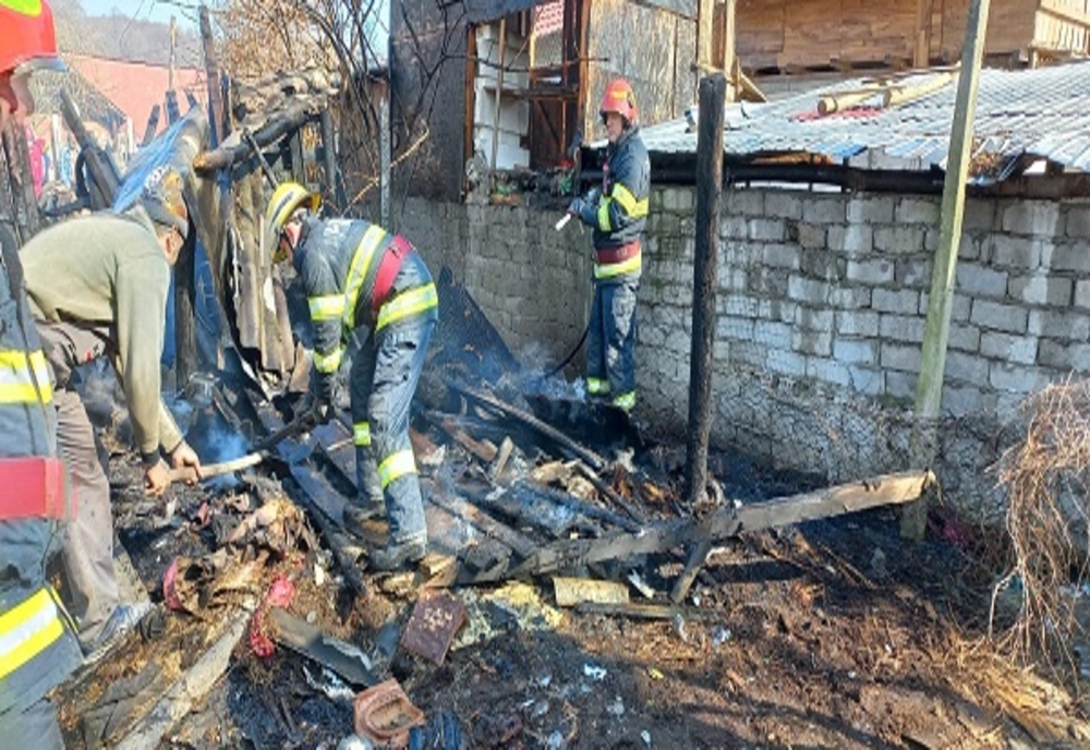 Dâmboviţa. Incendiu puternic la o anexă gospodărească din localitatea Iedera de Jos