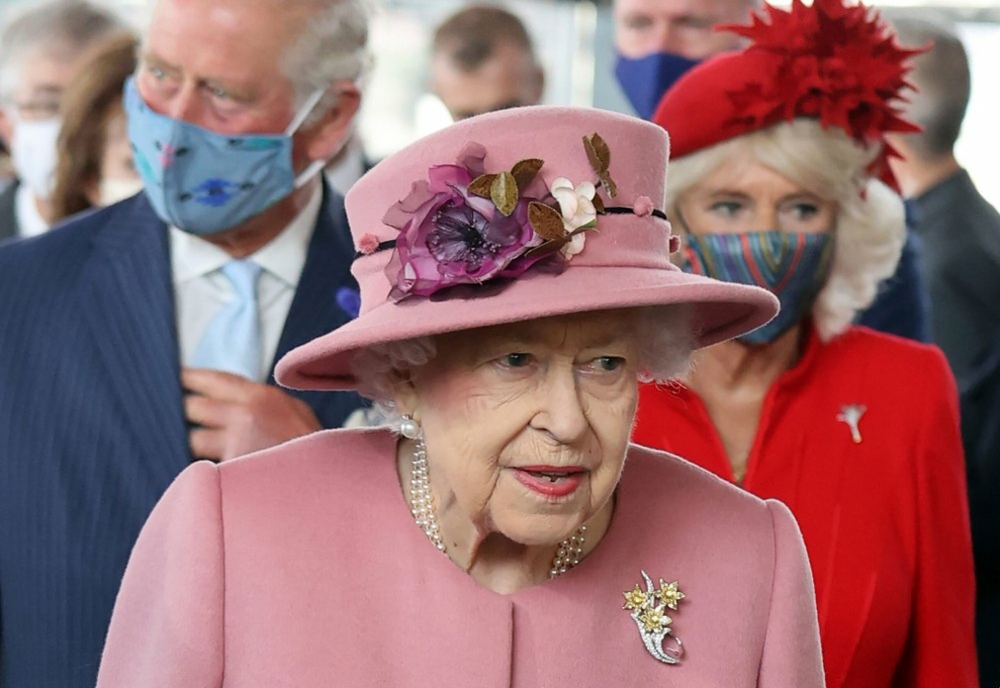 Regina Elisabeta se deplasează în scaun cu rotile și nu mai vrea să fie văzută în public