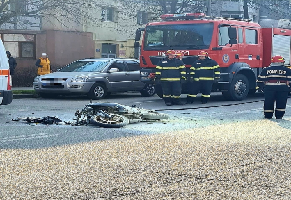 Accident pe Bulevardul Daciei, din Giurgiu. O motocicletă a luat foc în urma impactului cu un autoturism