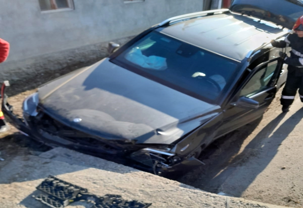 Șoferiță din Sibiu, rănită într-un accident pe DN 17! S-a izbit cu mașina de un podeț, în Rusu Bârgăului