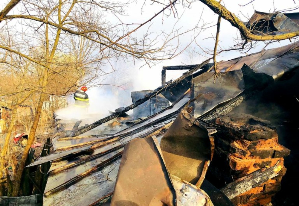 Incendiu violent într-o gospodărie din Gostinu. Bătrână scoasă de vecini din casa cuprinsă de flăcări