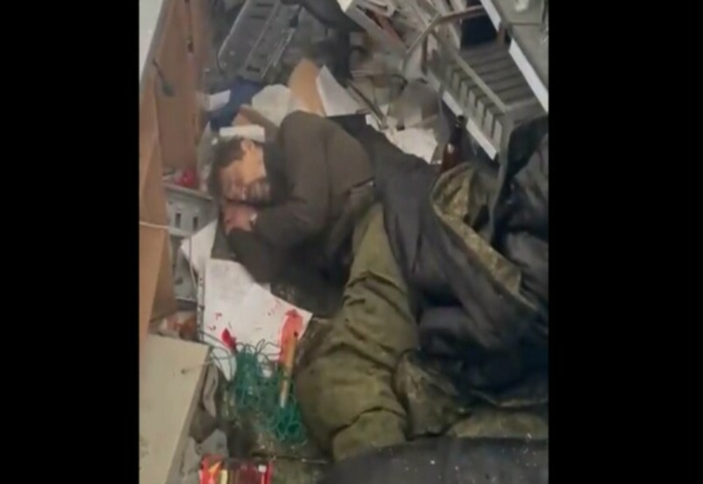 VIDEO Un soldat rus a fost găsit de ucraineni în stare de inconștiență într-un magazin de băuturi alcoolice
