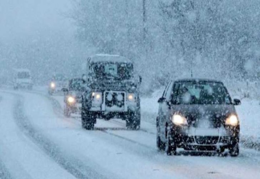 Circulație în condiții de iarnă pe mai multe drumuri, la nivel național. Ninge pe autostrada A3 Ploiești – București