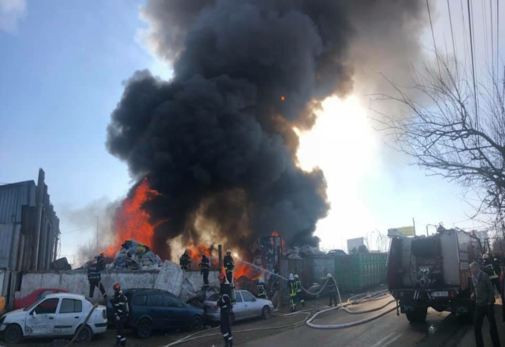 Incendiu de amploare la un centru REMAT din Glina. A fost emis mesaj RO ALERT