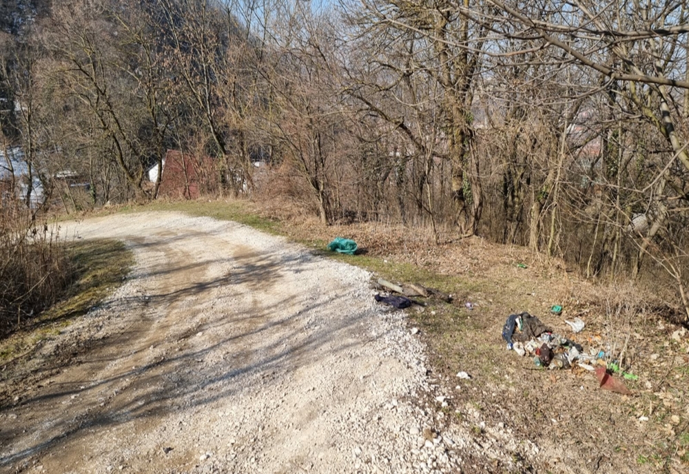 FOTO Cum înțeleg unii brașoveni curățenia de primăvară? Aruncă deșeuri în rezervație!