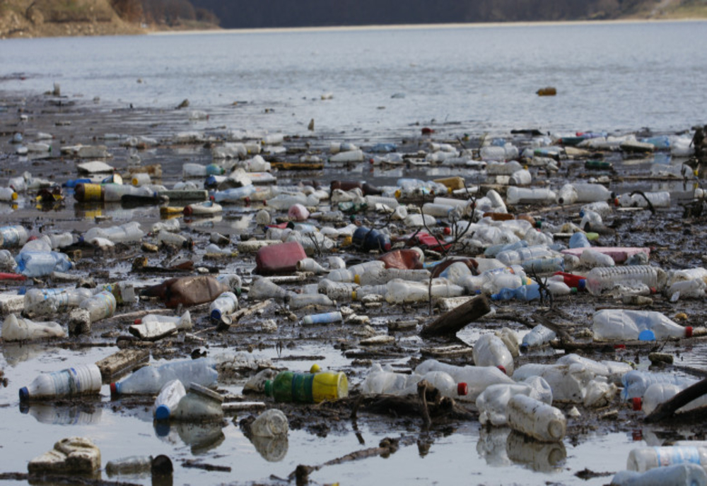 TONE de deșeuri plutesc pe apele României! Măsuri puține și nu foarte eficiente: de unde vine SALVAREA