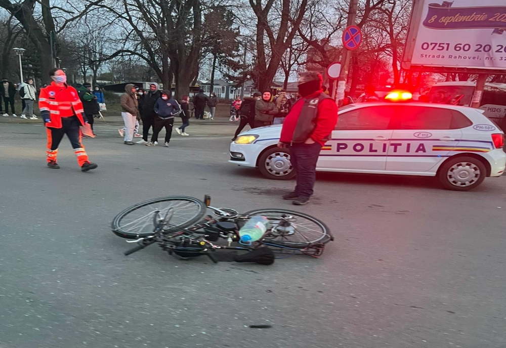 Accident în Ploiești. Un băiat de 17 ani pe bicicletă, lovit de o mașină