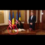 În fața profesorului Iohannis, Kamala Harris a copiat de pe o fițuică