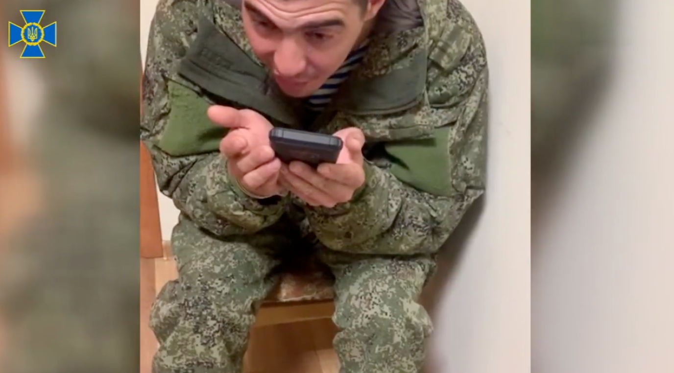 VIDEO. Soldat rus din Ucraina sună acasă: ”Mamă, ofițerii noștri FSB îi omoară pe răniții din unitatea mea!”