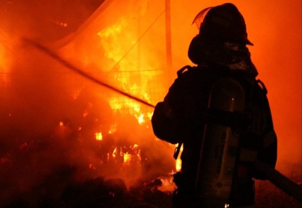 Incendiu violent la o cabană din Sinaia. 15 persoane s-au autoevacuat