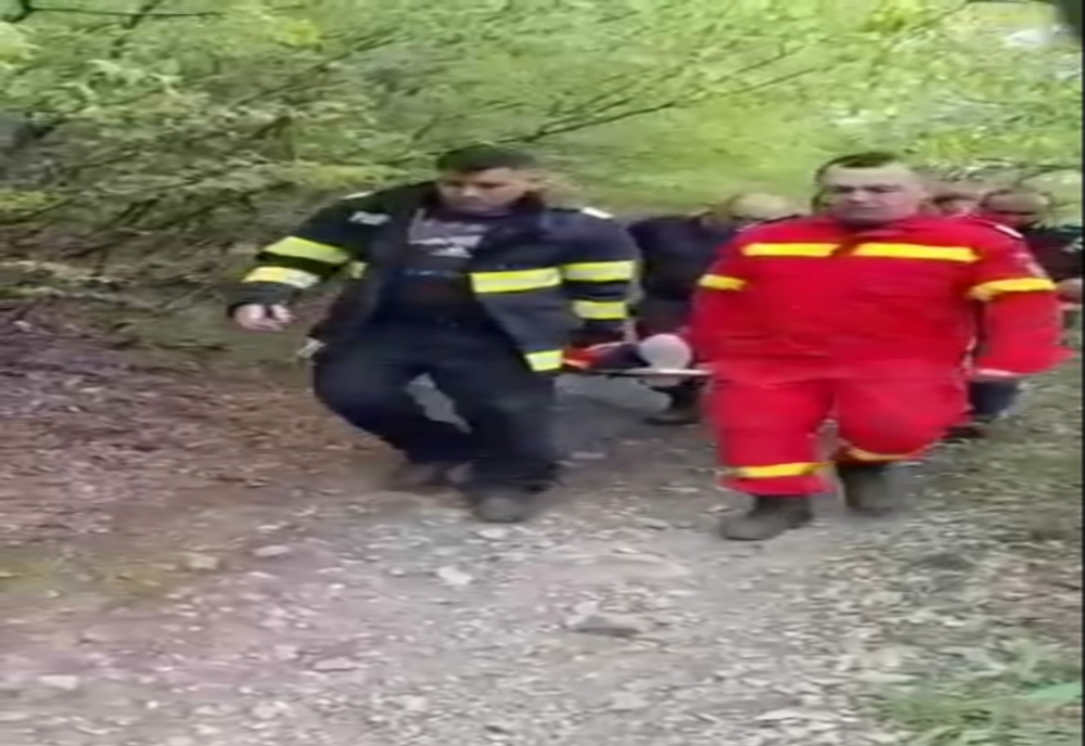 VIDEO Prahoveancă accidentată, salvată de pompieri de pe un traseu turistic din Munții Măcin